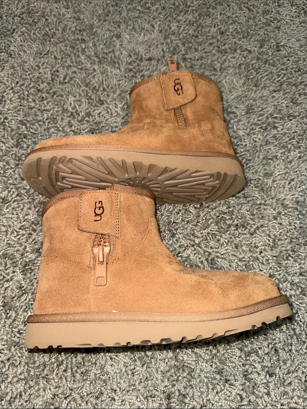 Girls UGG Mid Height Boots (2) - Picture 9 of 10